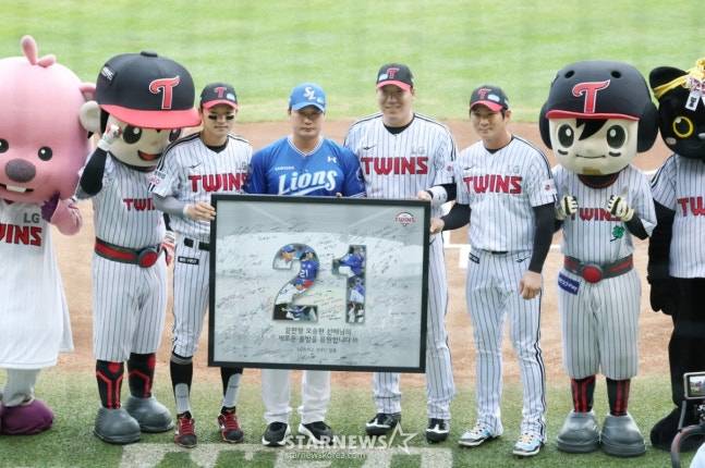 2025 신한 SOL Bank KBO리그 LG 트윈스 대 삼성 라이온즈 경기가 20일 서울 잠실야구장에서 열렸다.  삼성 오승환 은퇴 투어 행사가 경기에 앞서 진행됐다. LG 박해민, 오지환, 김현수가 대형 액자를 전달한 후 기념촬영을 하고 있다.  이번 시즌을 끝으로 현역 생활을 마무리하는 오승환은 앞으로 원정 경기에서 상대 팀 팬들과 선수들을 상대로 작별 인사를 하는 은퇴 투어를 진행 중이다. /사진=김진경 대기자