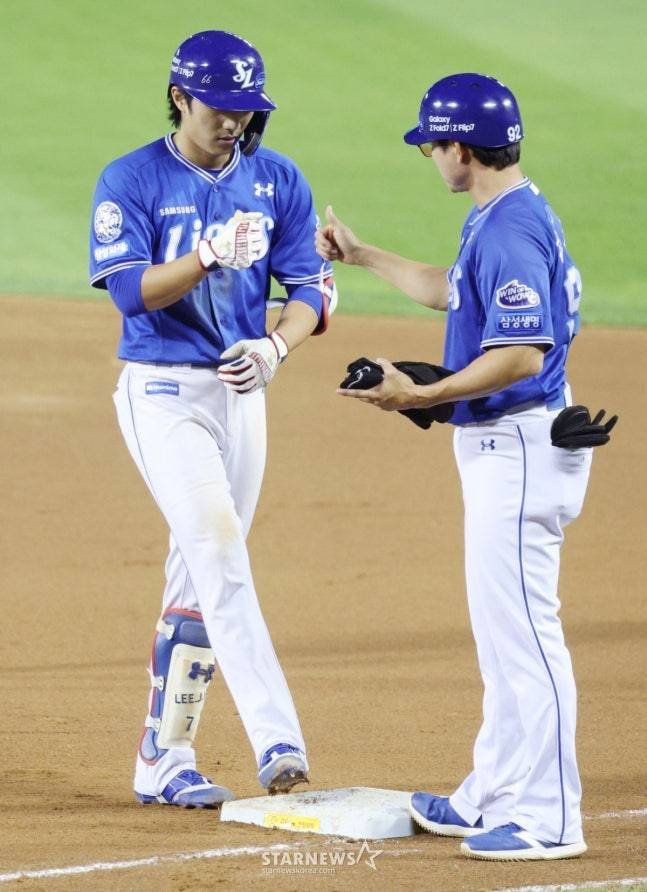 2025 신한 SOL Bank KBO리그 LG 트윈스 대 삼성 라이온즈 경기가 20일 서울 잠실야구장에서 열렸다.  삼성 이재현이 6회초 무사에서 좌전 안타를 날리고 출루한 후 정병곤 코치의 환영을 받고 있다. /사진=김진경 대기자