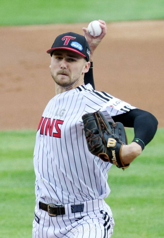 2025 신한 SOL Bank KBO리그 LG 트윈스 대 삼성 라이온즈 경기가 20일 서울 잠실야구장에서 열렸다. LG 선발 톨허스트가 역투하고 있다. /사진=김진경 대기자