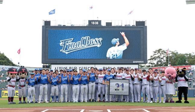 삼성 오승환(가운데 파란색)이 20일 서울 잠실야구장에서 자신의 은퇴투어를 열어준 LG 선수단과 기념사진을 찍고 있다. /사진=삼성 라이온즈 제공