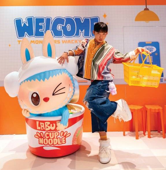 크리에이터 큐영이 라부부 피겨 옆에서 포즈를 취하고 있다. 홍태식&nbsp;