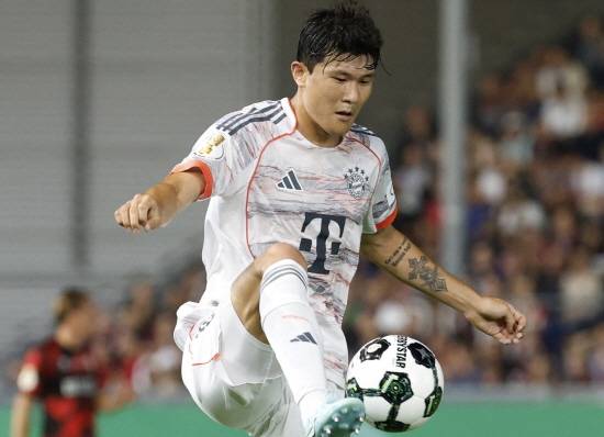 독일 최고 명문이자 디펜딩 분데스리가 챔피언 바이에른 뮌헨은 20일(한국시간) 오후 10시30분 독일 호펜하임 프리제로 아레나에서 2025-2026 분데스리가 4라운드 호펜하임과 원정 경기를 치른다. 뮌헨이 3연승을 달린 가운데 사령탑인 뱅상 콤파니 감독은 마누엘 노이어를 골키퍼로 세운 뒤 김민재와 독일 국가대표 오나탄 타를 센터백 콤비로 출격시켰다. 김민재는 새 시즌 정규리그에 선발 멤버로 처음 등장한다. 연합뉴스