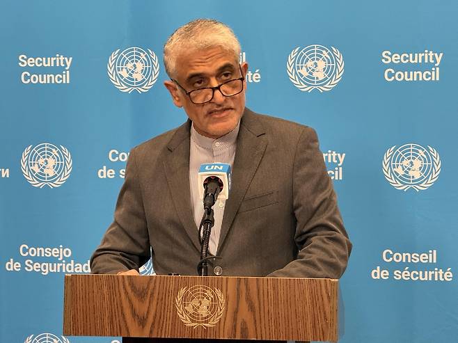 기자회견 하는 주유엔 이란대사 (뉴욕=연합뉴스) 이지헌 특파원 = 아미르 사에이드 이라바니 주유엔 이란대사가 19일(현지시간) 유엔 안전보장이사회(안보리)의 이란 제재종료 유지 결의안 부결 결정 후 회의장 앞에서 기자회견을 하고 있다. pan@yna.co.kr