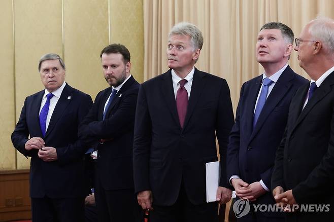 드미트리 페스코프 크렘린궁 대변인(가운데) [타스 연합뉴스 자료사진. 재판매 및 DB 금지]