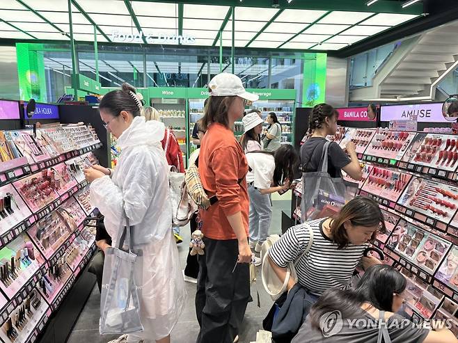 홍대 앞 올리브영을 찾은 중국인 관광객들 (서울=연합뉴스) 최혜정 인턴기자 = 지난 19일 홍대 앞 올리브영을 찾은 중국인 관광객들. 2025.9.20