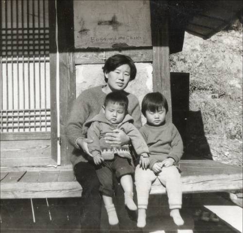 4살 때 고창 집에서 엄마 품에 안긴 류동익. 오른쪽은 누나 [본인 제공]