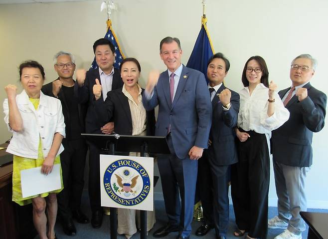 톰 수오지 美 의원, 한국인 전문직 비자 법안 발의 기자회견 (뉴욕=연합뉴스) 톰 수오지(민주·뉴욕) 하원의원은 19일(현지시간) 뉴욕시 퀸스 더글라스턴의 지역구 사무실에서 기자회견을 열고 'E-3' 전문직 비자 쿼터에 한국을 추가하는 내용의 법안을 재발의했다고 밝혔다. 회견 후 수오지 의원(오른쪽 네번째)과 한인단체 관계자들이 기념 촬영을 하고 있다. [김민선 미주한인이민사박물관장 제공. 재판매 및 DB 금지] photo@yna.co.kr