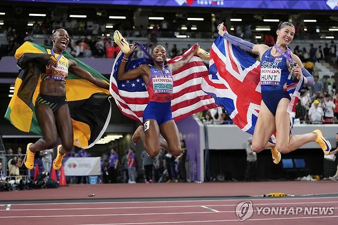 도쿄 세계육상선수권 여자 200ｍ 메달리스트 (도쿄 AP=연합뉴스) 제퍼슨(가운데)이 19일 일본 도쿄 국립경기장에서 열린 2025 세계육상선수권 여자 200ｍ에서 우승한 뒤, 2위 헌트(오른쪽), 3위 잭슨과 기념촬영하고 있다.