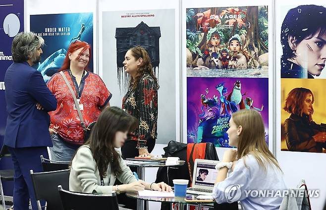 아시아 필름마켓 찾은 영화산업 관계자들 (부산=연합뉴스) 진연수 기자 = 5일 부산 해운대구 벡스코에서 열린 제29회 부산국제영화제 아시아 콘텐츠&필름 마켓(ACFM)을 찾은 영화산업 관계자들이 상담을 하고 있다. 2024.10.5 jin90@yna.co.kr