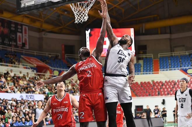 현대모비스 레이션 해먼즈, KCC 숀 롱의 경합 [KBL 제공. 재판매 및 DB 금지]