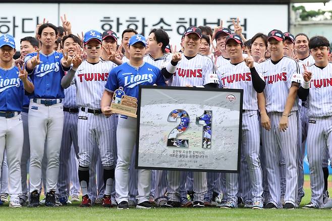 오승환의 '잠실 LG전 은퇴 투어'  (서울=연합뉴스) 20일 서울 잠실구장에서 열린 '잠실 LG전 오승환 은퇴 투어'를 맞아 삼성과 LG 선수들이 기념 촬영을 하고 있다. [삼성 라이온즈 제공. 재판매 및 DB금지]