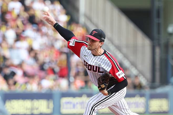 6이닝 무실점으로 시즌 5승을 따낸 앤더스 톨허스트 (서울=연합뉴스) 프로야구 선두 LG 트윈스가 앤더스 톨허스트의 역투와 강력한 타선의 힘을 앞세워 시즌 80승에 선착했다.
    LG는 14일 서울 잠실구장에서 열린 프로야구 2025 신한 SOL 뱅크 KBO리그 KIA 타이거즈와 홈경기에서 14-0으로 완승했다. 톨허스트는 이날 6이닝 무실점으로 호투하며 시즌 5승을 따냈다. 2025.9.14 [LG 트윈스 제공. 재판매 및 DB 금지] photo@yna.co.kr