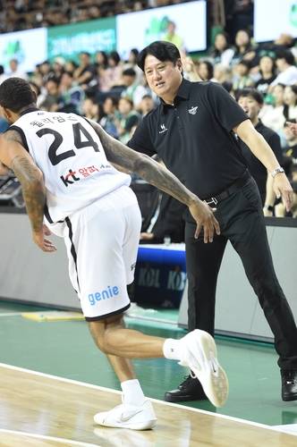 데릭 윌리엄스와 하이파이브하는 kt의 문경은 감독 [KBL 제공. 재판매 및 DB 금지]