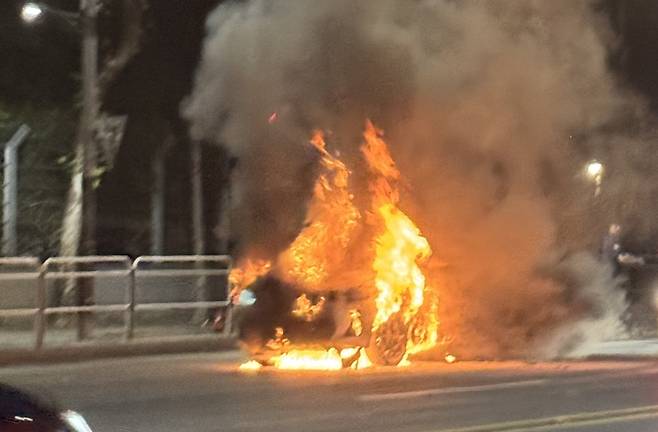 서울 강남구 대치동 은마아파트입구 사거리에서 발생한 차량 화재 [독자 제공. 재판매 및 DB 금지]