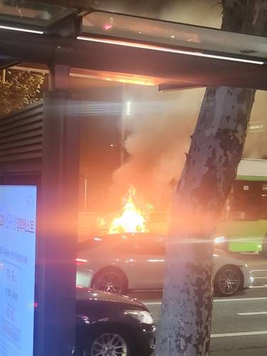 서울 강남구 대치동 은마아파트입구 사거리에서 발생한 차량 화재. [독자 제공. 재판매 및 DB 금지]