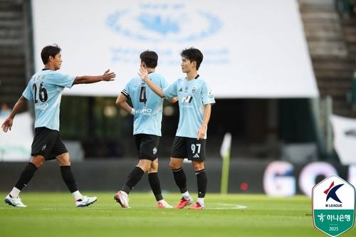 전북 김진규가 득점 후 동료들과 기쁨을 나누고 있다. [한국프로축구연맹 제공. 재판매 및 DB 금지]