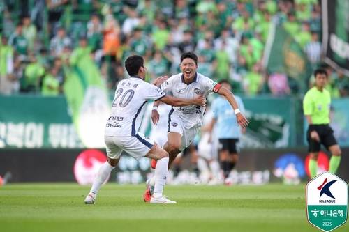 전북을 상대로 선제골을 터트린 뒤 기뻐하는 김천 김승섭(오른쪽). [한국프로축구연맹 제공. 재판매 및 DB 금지]