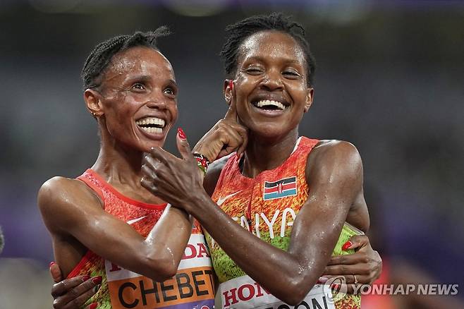체벳과 키프예곤 (도쿄 AP=연합뉴스) 체벳(왼쪽)이 20일 일본 도쿄 국립경기장에서 열린 2025 세계육상선수권 여자 5,000ｍ에서 우승한 뒤, 2위 키프예곤과 함께 기뻐하고 있다.