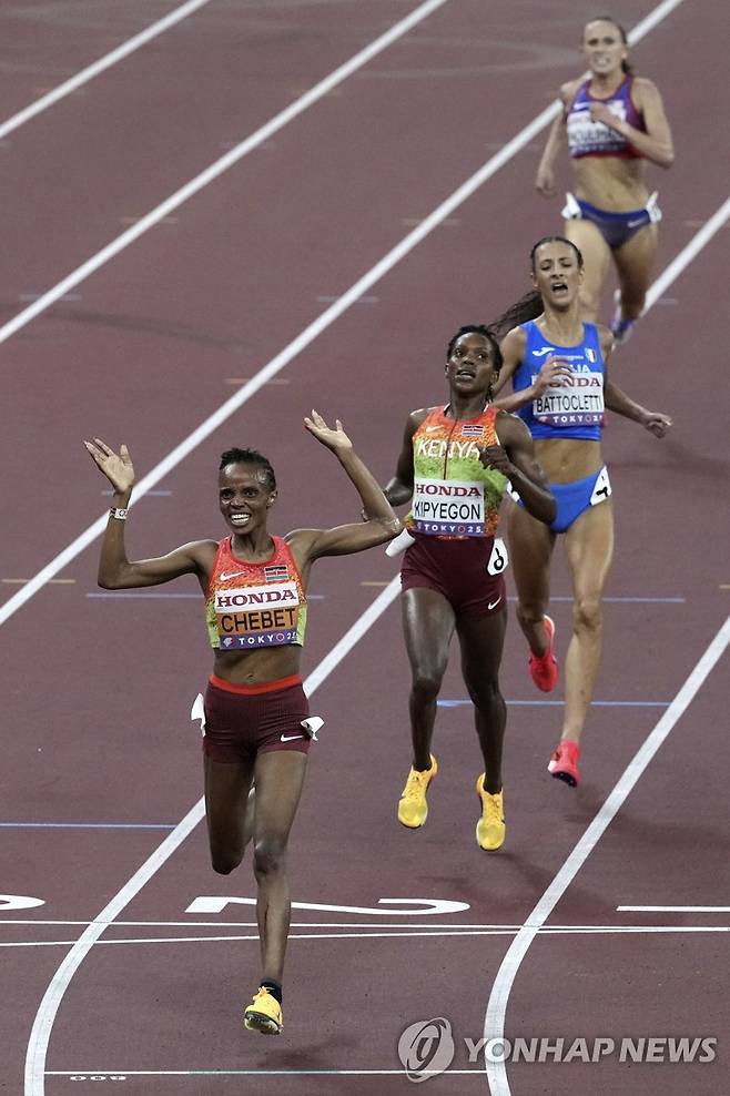 체벳, 도쿄 세계선수권 2관왕 (도쿄 AP=연합뉴스) 체벳(왼쪽)이 20일 일본 도쿄 국립경기장에서 열린 2025 세계육상선수권 여자 5,000ｍ에서 가장 먼저 결승선을 통과하고 있다.