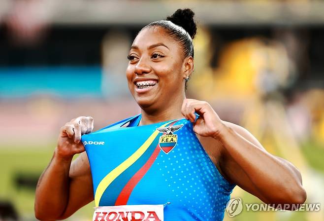앙굴로, 여자 창던지기 우승 (도쿄 EPA=연합뉴스) 앙굴로가 20일 일본 도쿄 국립경기장에서 열린 2025 세계육상선수권 여자 창던지기에서 우승한 뒤, 세리머니를 하고 있다.