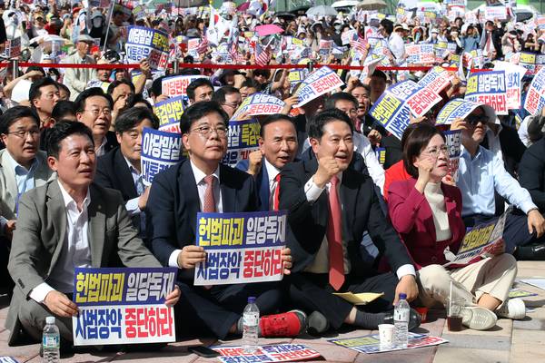 국민의힘 장동혁 대표와 송언석 원내대표를 비롯한 국민의힘 관계자들이 21일 대구 동구 동대구역 광장에서 열린 야당탄압·독재정치 국민 규탄대회에 참석해 구호를 외치고 있다. 2025.9.21 /연합뉴스