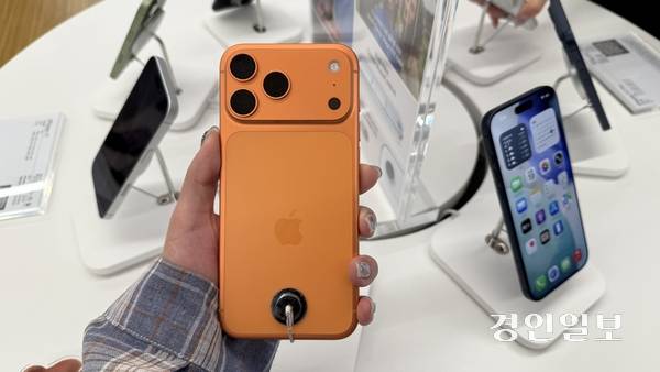 19일 애플의 신형 스마트폰 ‘아이폰 17’ 시리즈가 국내 정식됐다. 일반 모델을 제외하고는 전작보다 카메라 섬(범프)가 가로로 넓어진 게 돋보인다. 사진은 아이폰 17 프로 오렌지 색상 모델. 2025.9.19 /윤혜경기자 hyegyung@kyeongin.com
