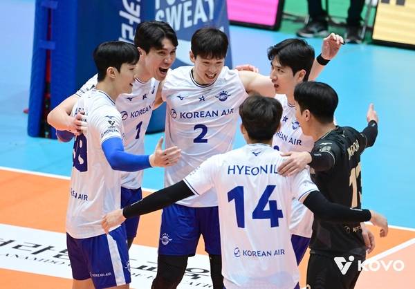 프로배구 인천 대한항공은 20일 전남 여수 진남체육관에서 열린 2025 여수·NH농협컵 프로배구대회(컵대회) 남자부 결승에서 OK저축은행을 세트스코어 3-0(25-21 25-23 25-16)으로 꺾고 3년 만에 우승컵을 안았다. 사진은 기뻐하고 있는 대한항공 선수단 /KOVO 제공