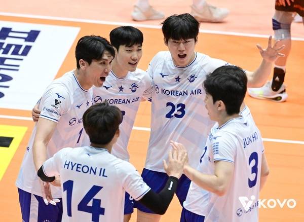 사진은 기뻐하고 있는 대한항공 선수단 /KOVO 제공