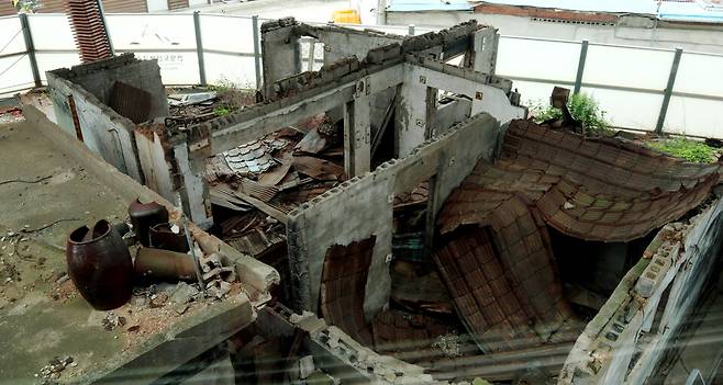 ▲&nbsp;연평도 안보교육장에 들어서자 샌드위치 지붕이 주저 앉아 있었고, 콘크리트 벽은 곳곳이 가라져 있었다. /이재민 기자 leejm@incheonilbo.com