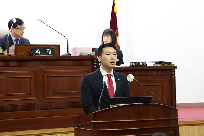 군포시의회 박상현 의원이 지난 18일 제283회 임시회 제2차 본회의에서 AI 관련 조례 제정 취지를 설명하고 있다. 사진=군포시의회