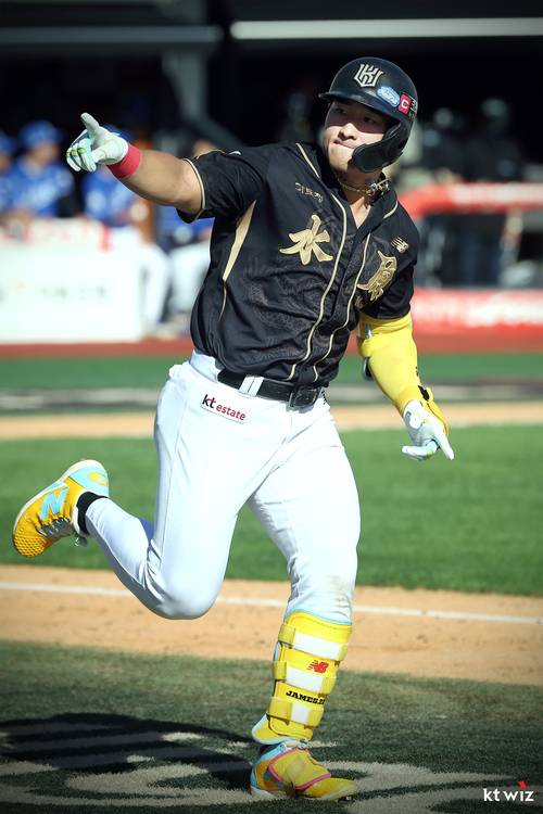 21일 수원케이티위즈파크에서 열린 KBO리그 삼성 라이온즈와의 홈 경기서 KT 안현민이 시즌 22호 홈런을 쳐낸 뒤 세리머니를 하고 있다. 사진=KT위즈