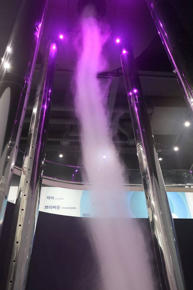 국립충남기상과학관에 2층 높이로 설치된 재현장치에서 용오름이 만들어졌다.&nbsp; (사진=임병안 기자)