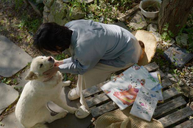 작가 은는이가가 함께 살고 있는 강아지 ‘염치’와 행복한 오후를 보내고 있다.  <은는이가 제공>