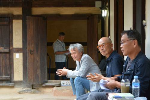 ◇ ‘문학으로 춘천읽기’ 토크콘서트가 김도연 소설가, 박제영 시인을 초청한 가운데 지난 19일 김유정문학촌에서 열렸다. 오석기기자