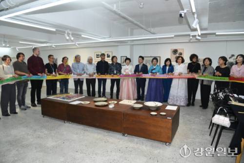 춘천,화천작가와 독일작가 미술전시가 지난 19일 춘천 소락재 갤러리에서 육동한 춘천시장을 비롯한 참여작가들이 참석한 가운데 열렸다. 양국 작가들은 DMZ방문과 한국작가들의 작업실을 방문하며 창작교류 및 문화 다양성을 겸험했다. 김남덕기자