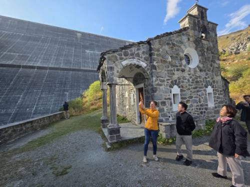 ◇육동한 춘천시장은 21일(현지 시간) 유럽 최대 수력 발전 댐이자 관광시설을 갖춘 스위스 그랑데디상스댐을 방문, 시설 현황을 살폈다. 육동한 시장이 댐 건설 당시 근로자들이 쓰던 교회 사적지를 보고 있다. 스위스 발레=정윤호기자