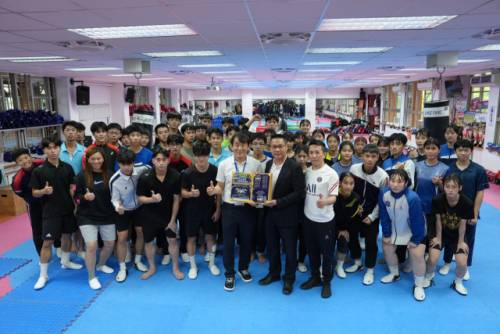 대만 타오위안시립평진고등학교(桃園市立平鎮高級中等學校)를 방문한 ‘2025 강원 교육정책 발굴 학술연수단’이 평진고 태권도부 학생들과 함께한 모습.