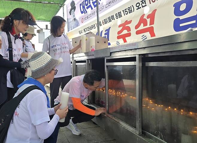 울주군 온양읍 주민들이 지난 19일 대구 팔공산 갓바위에서 KTX-이음 남창역 정차를 염원하는 108배 기도를 하고 소원초를 밝혔다.