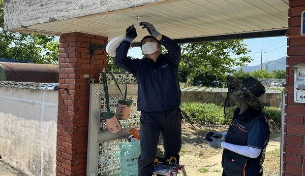 밀양시설관리공단이 지난해 '쪽방에 햇살을' 사업 진행 모습. /경남도민일보DB