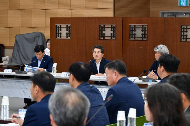 유정근 영주시장 권한대행이 인삼축제 준비 상황보고회 자리에서 농특산물 대축제 병합 추진을 발표하고 있다. 영주시 제공