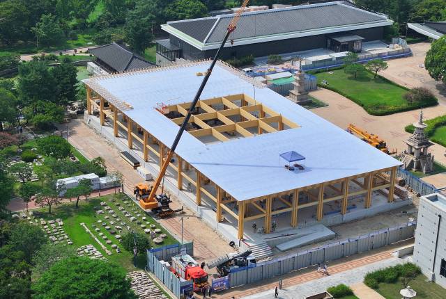 지난달 21일 경북 경주시 경주국립박물관에서 언론인 초청 APEC 현장 준비상황 설명회가 열린 가운데 APEC 정상회의 만찬장 조성 공사가 진행되고 있다. 연합뉴스