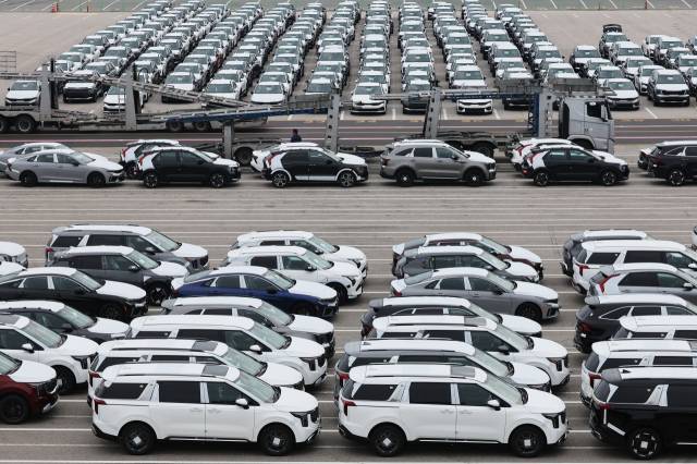 15일 경기도 평택항에 수출용 자동차가 세워져 있다. 16일부터 미국에서 일본산 자동차에 관세 15%가 적용되지만 한국산 자동차 관세는 25%가 유지된다. 연합뉴스