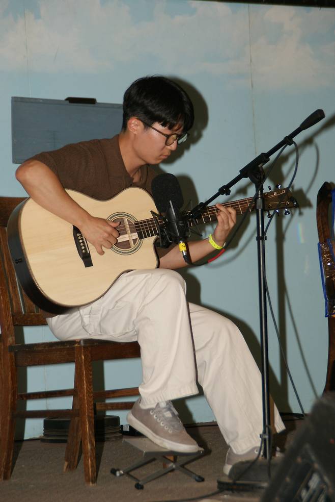 ‘제53회 월넛 밸리 페스티벌 2025 국제 핑거스타일 기타 챔피언십 대회’에서 1위를 차지한 포항 출신 기타리스트 김화종씨의 연주 모습. /독자 제공