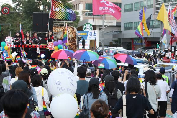 20일 오후 대구 중구 2·28기념중앙공원 앞 국채보상로에서 열린 제17회 대구퀴어문화축제 참가자들이 도심을 행진하고 있다. 뉴스1