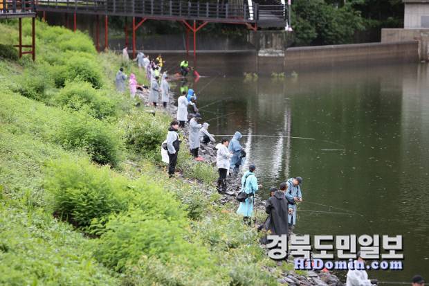강태공들이 손맛을 즐기며 외래어종 낚시 대회에 열정적으로 참여하고 있다.사진=유재영 기자