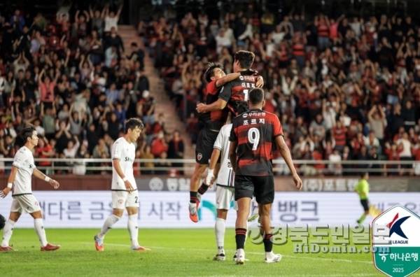 포항의 선수들이 첫골을 뽑아낸 뒤 서로 얼싸안으며 기뻐하고 있다. 사진=한국프로축구연맹 제공