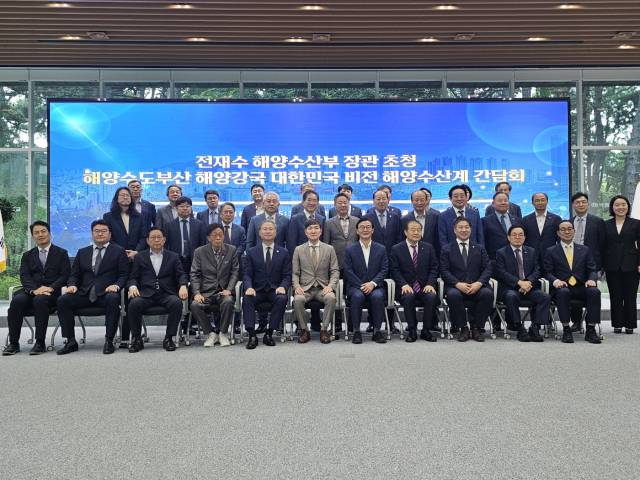 지난 18일 오후 국립부경대 부경컨벤션홀에서 해양수도부산발전협의회가 전재수 해수부 장관과 간담회를 열고 기념 촬영했다. 해수협 제공