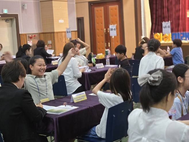 ▲ 의성ON토론대회에서 한 학생이 토론 종료 후 기쁨의 제스처를 취하며 웃음을 터뜨리자 주변 참가자들도 활기찬 분위기를 함께 나누고 있다. 의성교육청