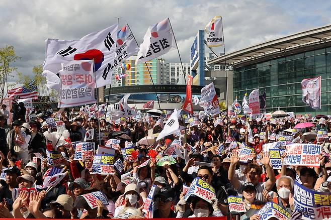 ▲ 국민의힘 장동혁 대표, 송언석 원내대표를 비롯한 지도부와 의원들이 21일 오후 대구 동구 동대구역 광장에서 야당탄압,독재정치 국민규탄대회를 벌인 가운데 국민의힘 지지자들이 환호하고 있다.김영환 기자 yhk@kyongbuk.com