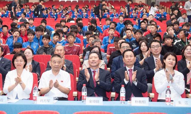 지난 21일 김장호 구미시장(앞줄 가운데)과 박교상 구미시의회 의장(앞줄 오른쪽 두번째)이 우호 창사 국제우호도시 축구대회를 관람하고 있다. 구미시 제공